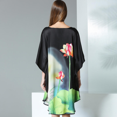Silke Batwing Natkjole 100% silke 19momme Sort med pink Lotus blomster og grønne blade