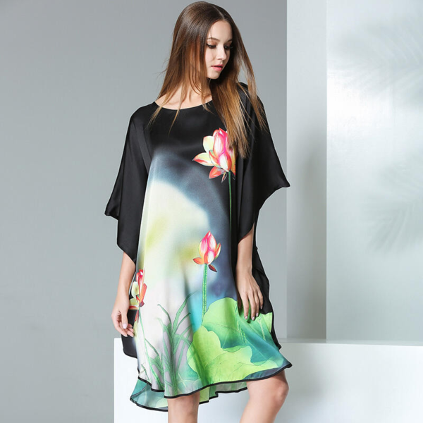 Silke Batwing Natkjole 100% silke 19momme Sort med pink Lotus blomster og grønne blade