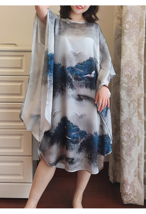Silke Batwing Natkjole 100% silke 19momme - Grå med print af blå skov og hvide fugle