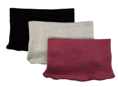 Praktisk silke halsvarmer i 95% silke, 4% bomuld, 1% polyurethan.