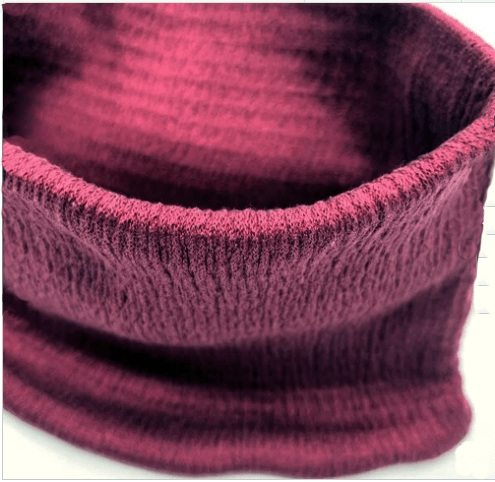 Praktisk silke halsvarmer i 95% silke, 4% bomuld, 1% polyurethan. Bordeaux