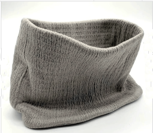 Praktisk silke halsvarmer i 95% silke, 4% bomuld, 1% polyurethan. Grå