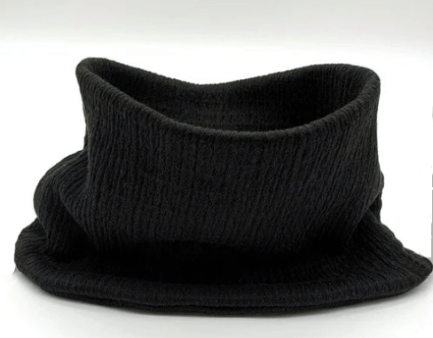 Praktisk silke halsvarmer i 95% silke, 4% bomuld, 1% polyurethan. Sort