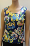 Silke top i 100% silke med blomster. farve blå, rosa, gul, grøn
